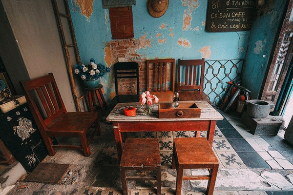 KHÔNG GIAN QUÁN CỔ ĐIỂN VỚI BÀN GHẾ CAFE CŨ